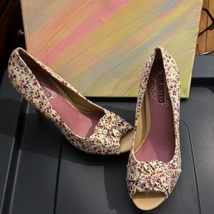 Floral High heels size 8 practically brand new
